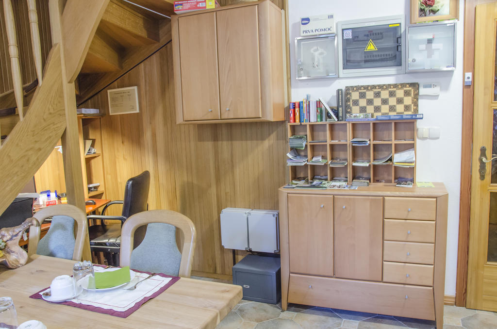 Miskar Rooms Cerknica Eksteriør billede