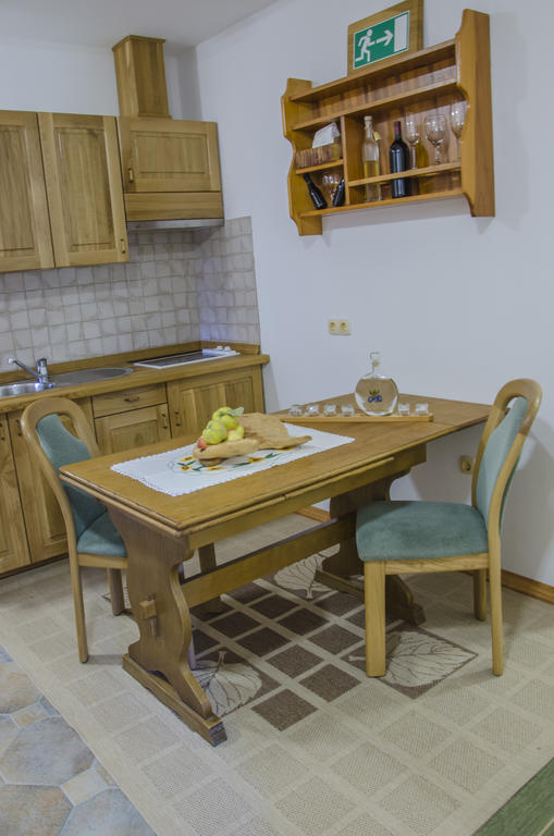 Miskar Rooms Cerknica Eksteriør billede